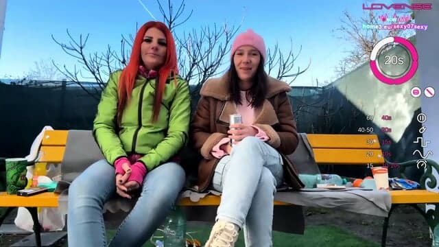 SÃ¼Ãe Erwachsene Solo Streamerin In Einem Schwach Violetten Studio Schiebt Den Slip Zur Seite Und Zeigt Ihre HeiÃe Pussy WÃ¤hrend Ihre Reizvollen Augen Die Aufmerksamkeit Durch Die Ganze Show Halten In