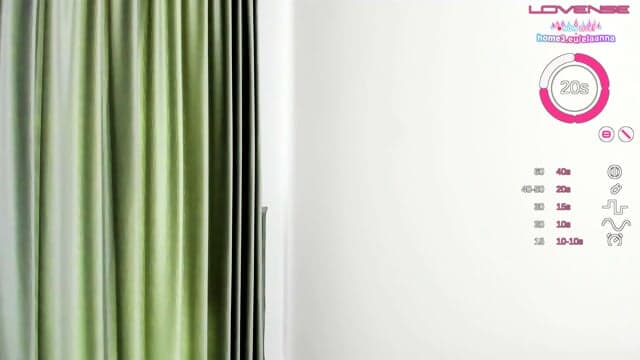 HeiÃe Erwachsene Live Streamerin Unter Einer Sanften Goldenen Lampe Kreist Mit GlÃ¤nzenden Fingern Um Ihren Kitzler WÃ¤hrend Offene Schenkel Den Sexuellen Fokus Stark Halten FÃ¼r Eine Nahe Erwachsene Kam