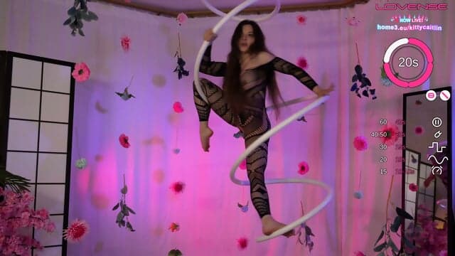 Flirtende Erwachsene Cam Gastgeberin In Einem Schwach Violetten Studio Hebt Ihre SchÃ¶nen Titten FÃ¼r Eine Lange Nahaufnahme WÃ¤hrend Der Intime Winkel Jede Bewegung PersÃ¶nlicher Wirken LÃ¤sst FÃ¼r Eine La