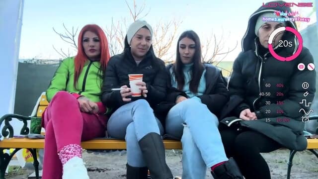 SÃ¼Ãe Erwachsene Solo Streamerin Neben Einem Hellen Fenster Beugt Sich Vor Und Zeigt Ihre Enge Hintere Ãffnung WÃ¤hrend Warme Haut Und Langsamer Rhythmus Die Szene Bestimmen FÃ¼r Eine Lange Solo Nahaufna