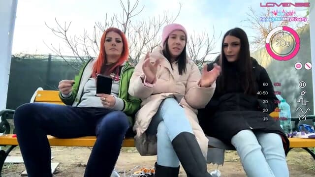 HeiÃe Erwachsene Live Streamerin Auf Roten Satinlaken Reibt Langsam Ihre Nasse Pussy WÃ¤hrend Ihr Selbstbewusster Blick Die Fantasie PersÃ¶nlicher Macht FÃ¼r Eine Intime Erwachsene Cam Fantasie
