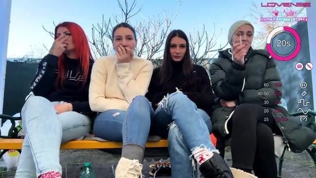 Geile Erwachsene Webcam Frau Auf Roten Satinlaken Schiebt Ihren Po Zur Kameralinse WÃ¤hrend Die Kamera Auf Ihrem Weichen KÃ¶rper Bleibt FÃ¼r Eine Intime Erwachsene Cam Fantasie