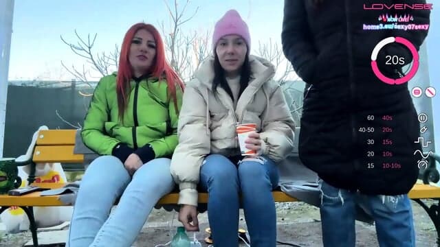 SchÃ¼chterne Erwachsene Webcam SchÃ¶nheit Neben Kleinen Glitzernden Lichtern Dreht Sich Um Und Zeigt Ihren Festen Po Ganz Nah WÃ¤hrend Die Single Cam Fantasie Feuchter Und Mutiger Wird WÃ¤hrend Einer Pers