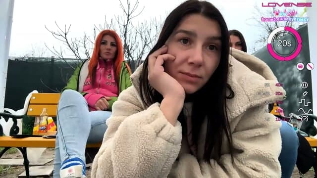 Selbstbewusste Erwachsene Cam Darstellerin Nahe Einem Hohen Standspiegel Zeigt Ihren Engen Anus In Einer Nahen Pose WÃ¤hrend Nahes Licht Jedes Feuchte Detail Hervorhebt WÃ¤hrend Einer Langen Erwachsenen