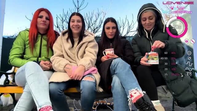 Camgirl Adulta Sexy Y Soltera Dentro De Un Dormitorio Aterciopelado Masajea Sus Tetas Bonitas Con Manos Aceitosas Mientras La Luz Cercana Resalta Cada Detalle Mojado Para Una FantasÃ­a Cam Adulta Muy Ã­