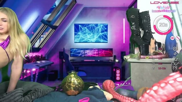 Mujer Adulta Cachonda Frente A La Webcam En Un Estudio Con Luz Violeta Suave Se Gira Y Muestra Su Culo Firme Muy De Cerca Mientras La Lente Cercana Captura Cada Movimiento Deliberado Durante Un Show W