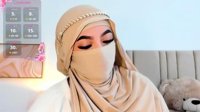 Malih Arab Have On Cream Veil