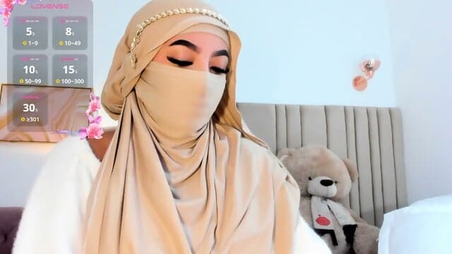 Malih Arab Have On Cream Veil 2