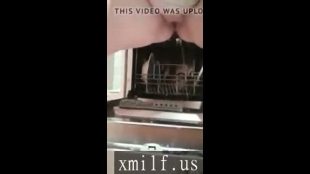 BBW PISSING IN THE DISHWASHER REDHEAD BIZARRE GOLDEN SHOWER by