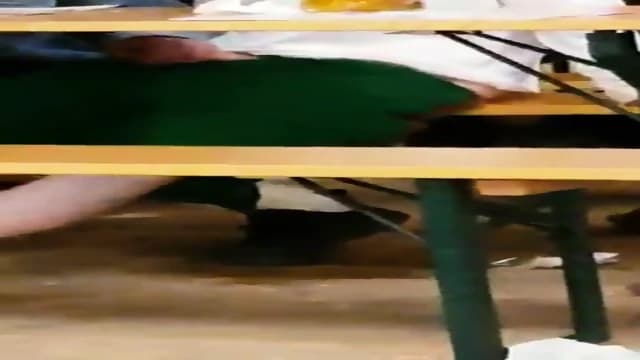Voyeur Masturbare in Public  sub Masa la Oktoberfest