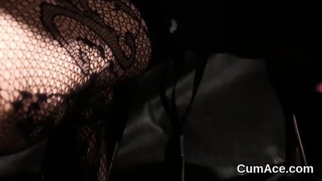 Kinky model gets cum load on her face gulping all the sperm