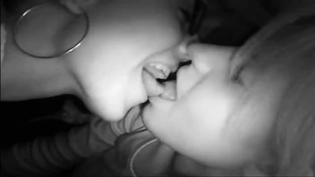 Amateur FF - girls kissing at party