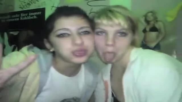Zwei deutsche MÃ¤dchen, die sich auf einer Party kÃ¼ssen